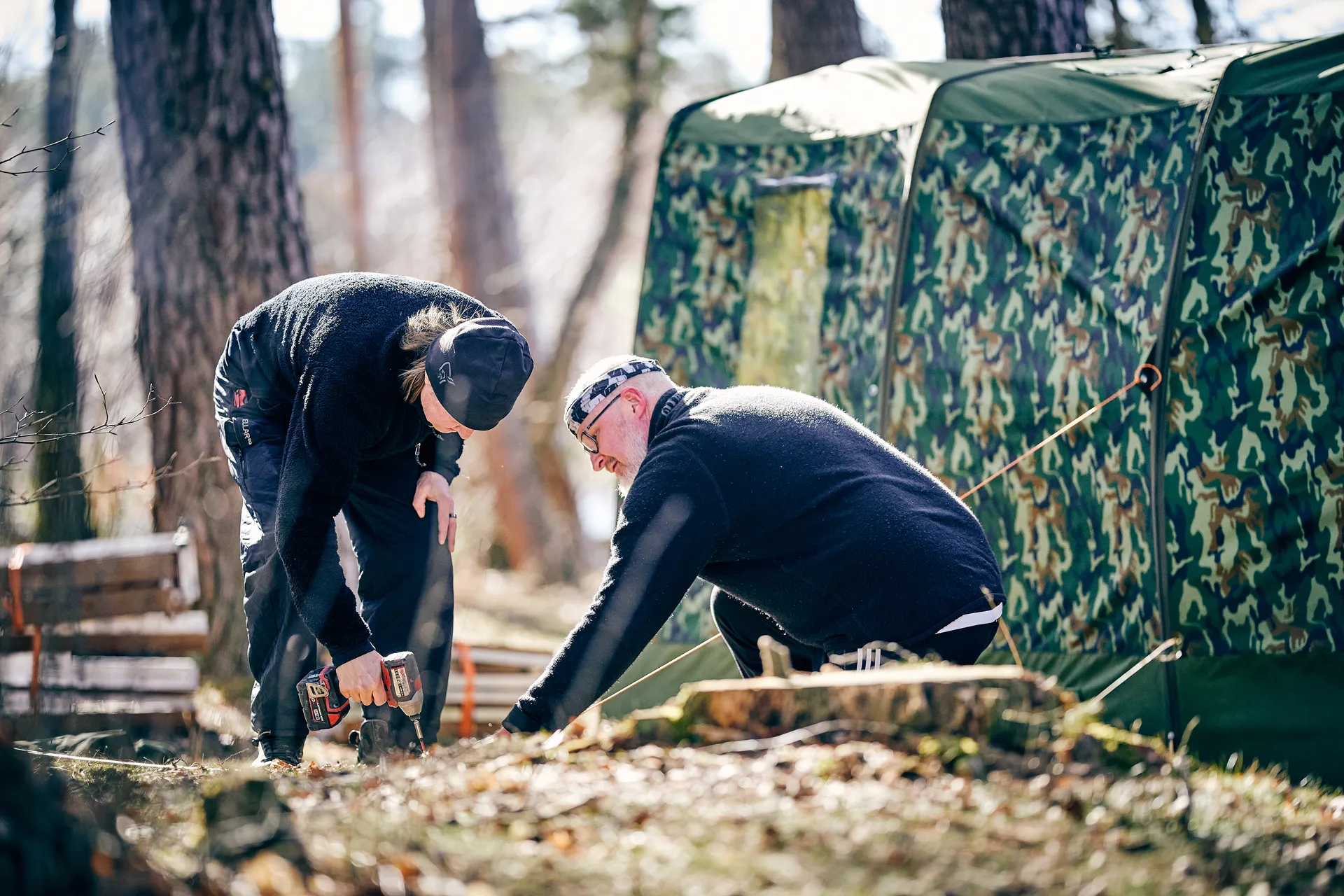 Spänn upp och förankra