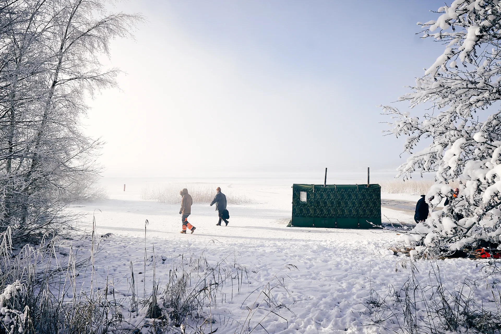 Bastutältet vid en snötäckt sjö